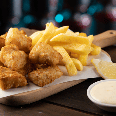 Image of Dros Kidz Hake Nuggets with chips and tartar sauce